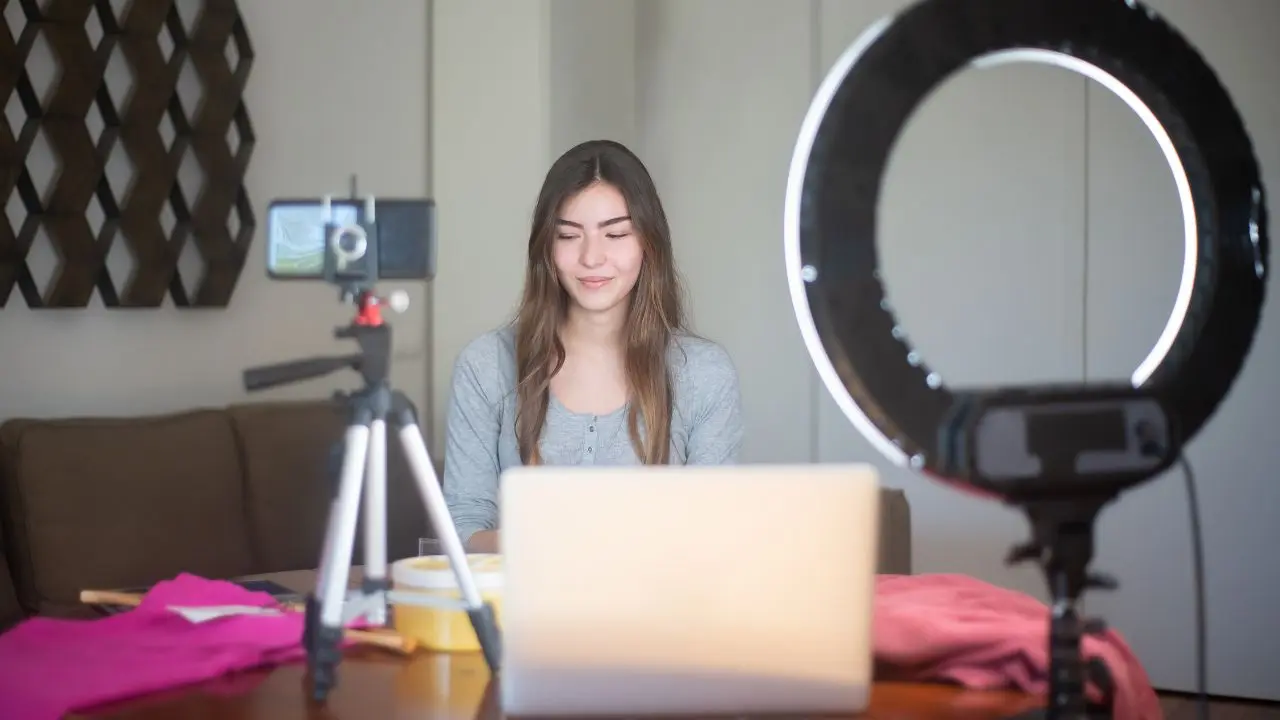 How 24/7 Broadcasts Help Small Businesses: Cases and Strategies